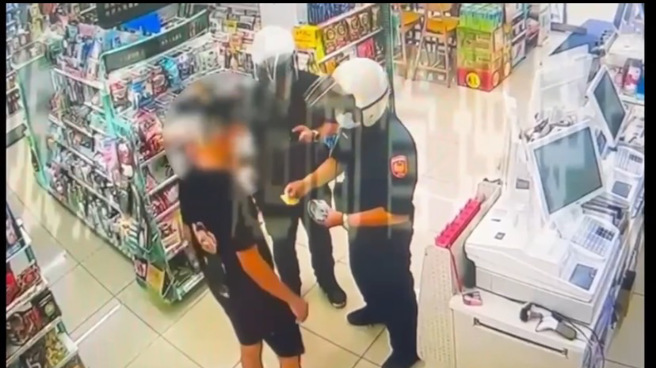 泰山分驻所警方在超商内逮捕18岁余姓车手。（警方提供）