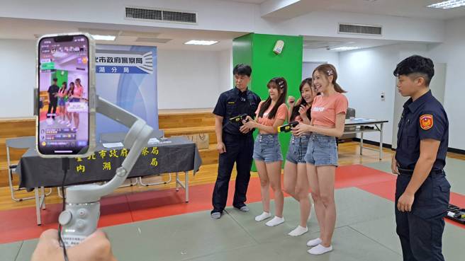 Fubon Angels女孩们体验电击枪。（图／翻摄自浪LIVE）