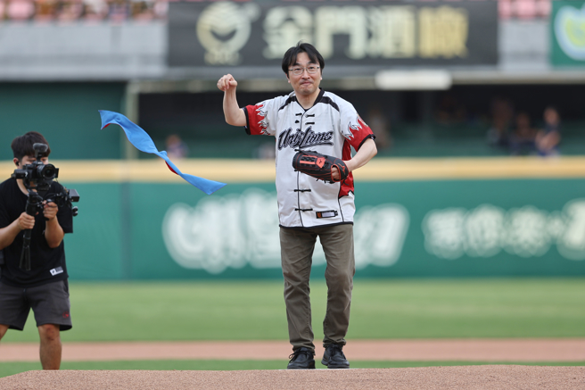 日本知名漫画「中华一番！」作者小川悦司为统一狮开球。（毛琬婷摄）