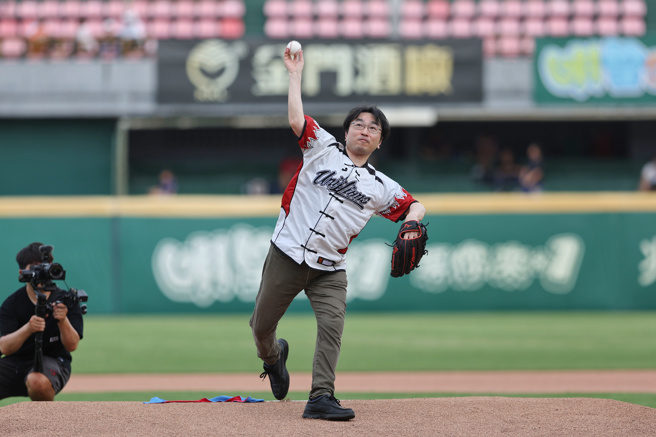 日本知名漫画「中华一番！」作者小川悦司为统一狮开球。（毛琬婷摄）