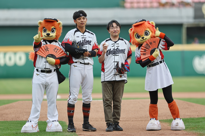 日本知名漫画「中华一番！」作者小川悦司（右二）为统一狮开球，捕手由陈重羽担任（左二）。（毛琬婷摄）