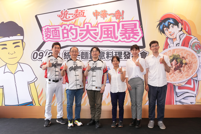 日本知名漫画「中华一番！」作者小川悦司（左三）担任「麵的大风暴」料理大赛评审。（毛琬婷摄）
