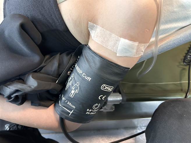 在彰化县139县道遭黑色大蜂螫伤的女子经送医后并无大碍。（民眾提供／孙英哲彰化传真）