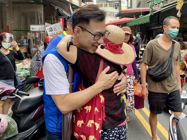 国民党台中市第8选区立委江启臣力拚连任，2日上午前往东势菜市场，正式展开首场扫街，民眾反应热烈。（立委江启臣团队提供／潘虹恩台中传真）