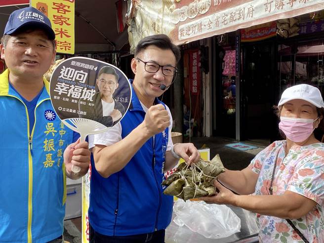 国民党台中市第8选区立委江启臣力拚连任，2日上午前往东势菜市场，热情摊商致赠粽子预祝高中。（立委江启臣团队提供／潘虹恩台中传真）