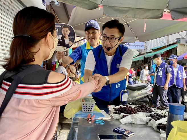 国民党台中市第8选区立委江启臣2日上午前往东势菜市场，正式展开首场扫街，寻求乡亲支持。（立委江启臣团队提供／潘虹恩台中传真）