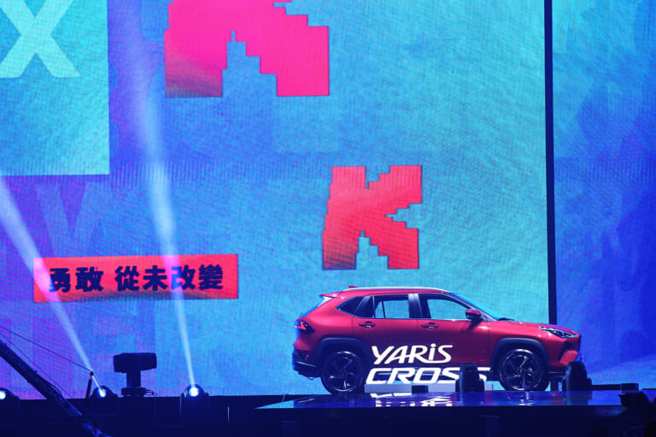 TOYOTA全新轻休旅车YARiS CROSS抢先登上第18届KKBOX风云榜舞台。（罗永铭摄）