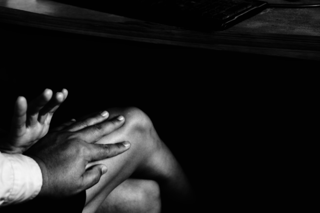 私立高中校车代班司机林男趁载女高生返家性骚，遭法官判刑3月。（示意图/shutterstock达志影像）