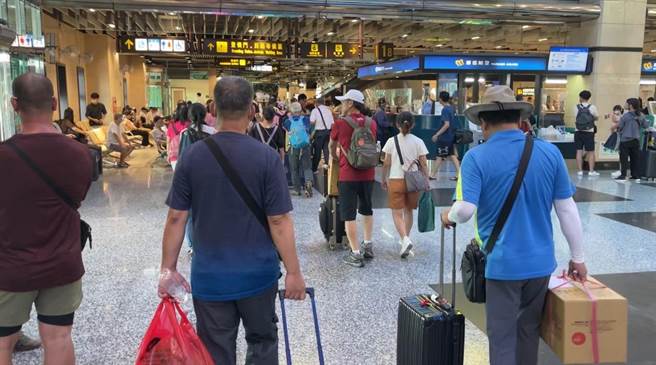 馬公航空站今天擠滿離境人潮，旅客急著提前返台。（許逸民攝）