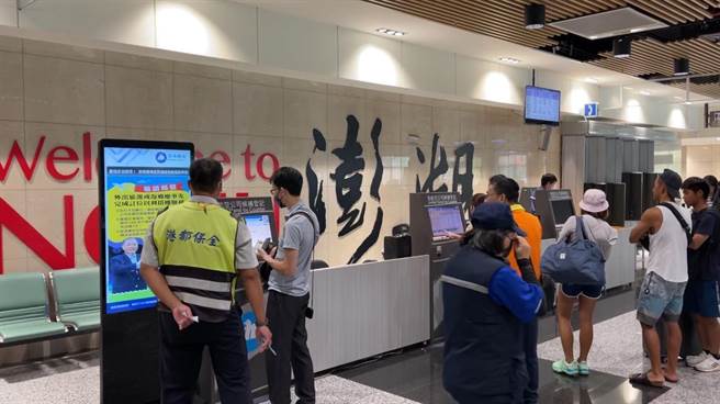 馬公航空站候補櫃臺有不少旅客急著登記好提前返台。（許逸民攝）