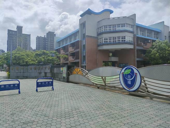 桃园青埔移入人口多却仅有1所国中，为维护学生就学品质，家长发起连署，盼加速兴建青埔国中第4期校舍，并推动兴建青埔第2所国中。（蔡明亘摄）