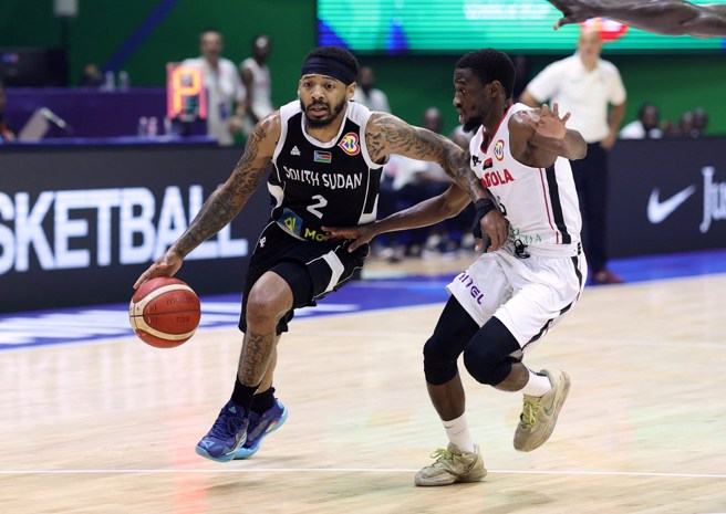 卡利克琼斯(左)运球突破对方防守。(路透)