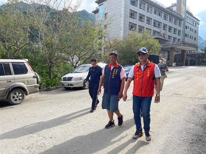 海葵颱风来势汹汹，南投仁爱乡长江子信下午前往庐山温泉区亲自劝乡亲预防性撤离。仁爱乡公所提供