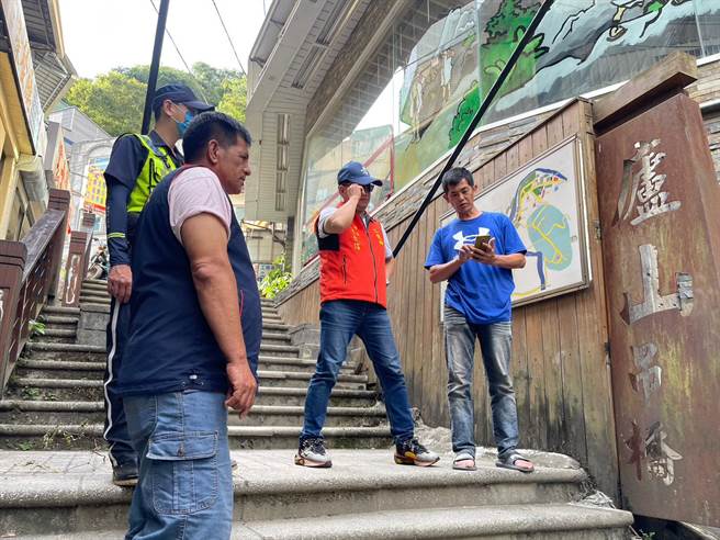 仁爱乡长江子信下午访查后要求还留在温泉区的20名居民尽速预防性撤离。仁爱乡公所提供