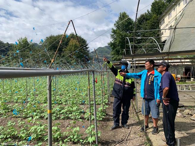 卡努颱风造成精英村1人罹难，村长陈松柏下午前往土石流高风险区的马赫坡对4户12乡亲进行劝离。仁爱乡公所提供
