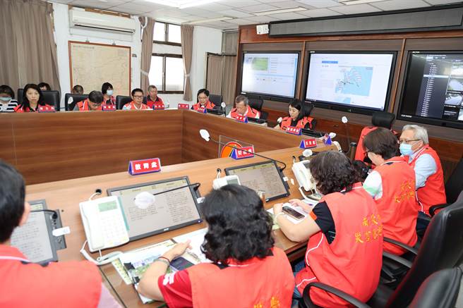 南投县长许淑华坐镇一级防灾中心要求全员戒备防颱。南投县政府提供