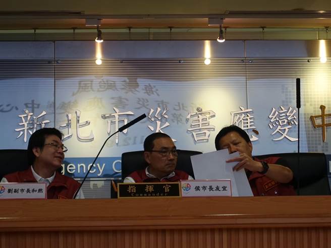 新北市长侯友宜（图中）坐镇灾害应变中心，稍早宣布新北市明天上班上课。柯毓庭摄