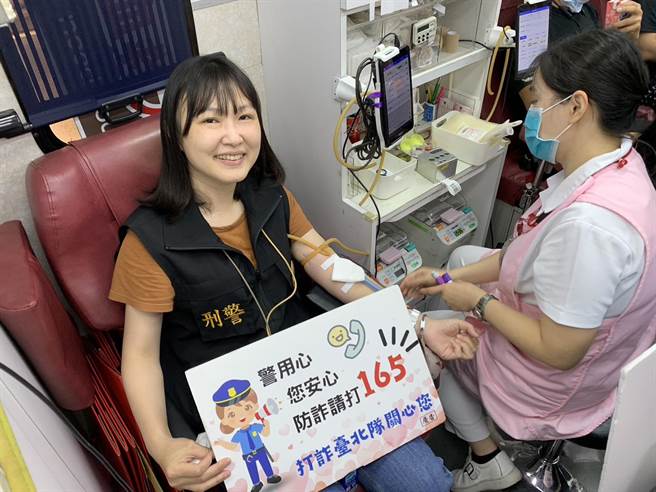 松山分局员警卷起袖子捐血，并向民眾进行宣导。（翻摄照片／林郁平台北传真）