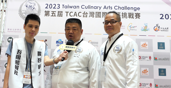 醒吾科大餐旅管理系主任许燕斌(右起)与台湾厨艺美食协会理事长何育任表示，希望此次启发和教育性的比赛，培育其在烹饪艺术领域的成长。 (醒吾科大提供)