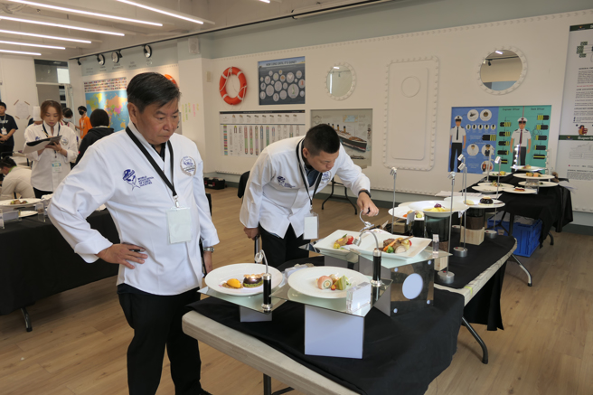 亚洲名厨麦锦驹(前左一)带队评审冷盘展示比赛。(醒吾科大提供)