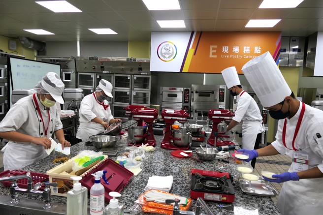 现场糕点在醒吾科大观餐大楼烘焙实务教室进行，参赛者全都专心认真的面对比赛。(醒吾科大提供)