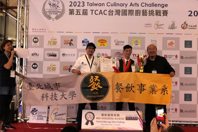 台北城市科技大学萧子恩获得职业大专传统调酒组冠军其精湛调酒手艺，赢得评审一致青睐。(醒吾科大提供)
