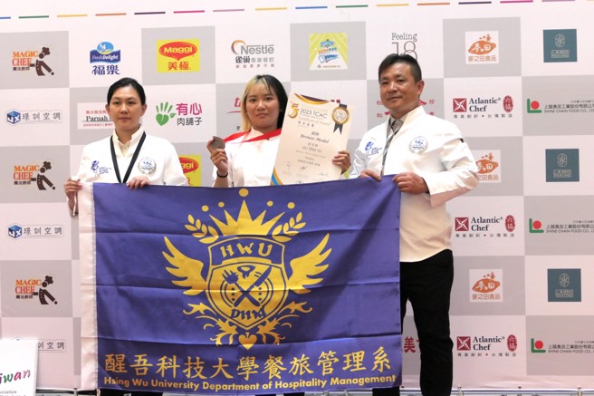 醒吾科大观光餐旅学院刘亭郁得到西式现场热家禽类铜牌，不是第一次参加世界赛程的她希望下次能获得更好的成绩。 (醒吾科大提供)