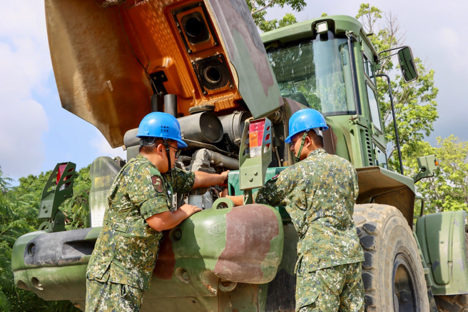 机步234旅工兵连官兵针对救灾机具实施油料整补作业，待命执行灾防任务。(陆军十军团提供)