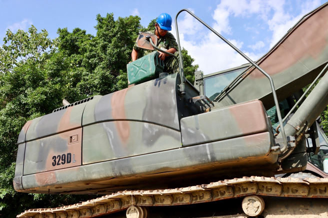 机步234旅工兵连官兵针对救灾机具实施油料整补作业，待命执行灾防任务。(陆军十军团提供)