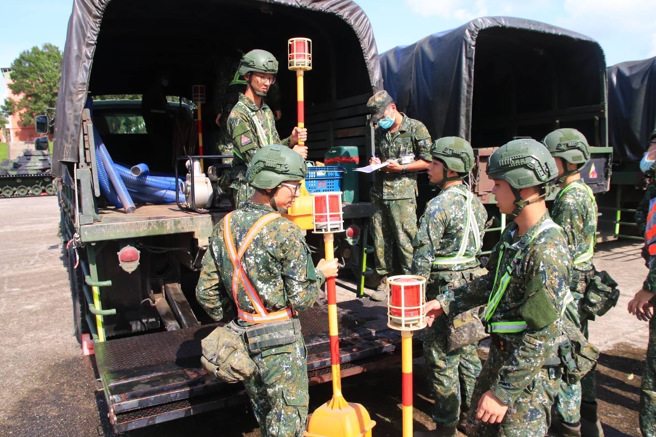 装甲586旅执行「海葵颱风」灾防整备工作。(陆军十军团提供)