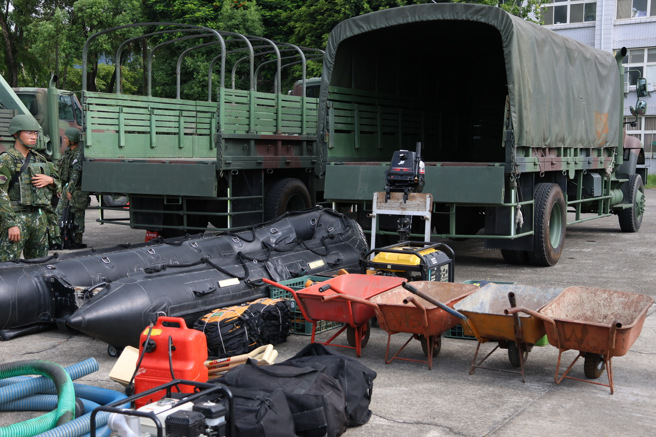 52工兵群官兵合力将发电机及救灾器具搬运上车，待命执行灾防任务。(陆军十军团提供)