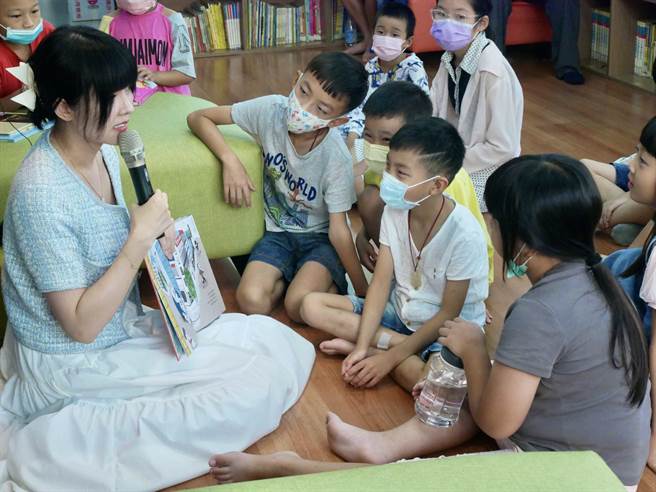 嘉義市議員「顏色不分藍綠支持性專區顏色田慎節」一向重視性別平等議題，今受嘉義家扶中心邀請，擔任「茉莉閱讀苗圃」說故事姐姐。（嘉義家扶中心提供∕呂妍庭嘉義傳真）