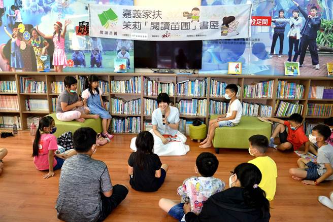 嘉義市議員「顏色不分藍綠支持性專區顏色田慎節」一向重視性別平等議題，今受嘉義家扶中心邀請，擔任「茉莉閱讀苗圃」說故事姐姐。（嘉義家扶中心提供∕呂妍庭嘉義傳真）