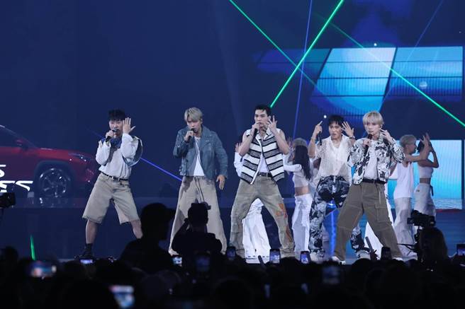 五坚情2日在高雄巨蛋「 第18届KKBOX风云榜颁奖典礼」演出。（罗永铭摄）