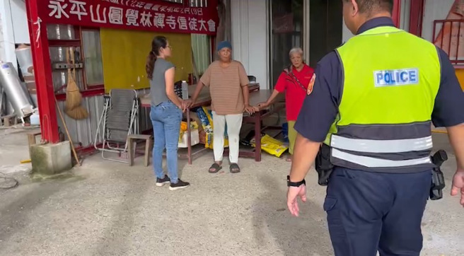 警方向居民宣导防颱措施，并提醒注意颱风来袭期间的人身安全。（警方提供）