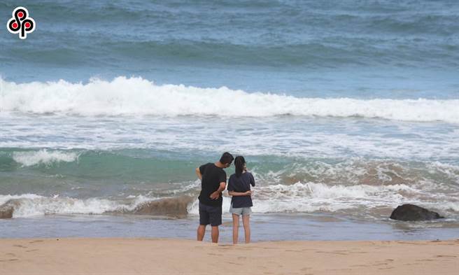 海葵颱风来势汹汹，东北角风景区严阵以待，不过由于是假日的关系，仍有不少游客到海边观潮，漫步在沙滩上显得相当的危险。（季志翔摄）