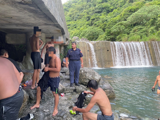 秀林乡砂婆礑溪今天仍有许多民眾前往戏水，席区吉安分局水源派出所警方前往宣导并提醒注意安全。（警方提供）