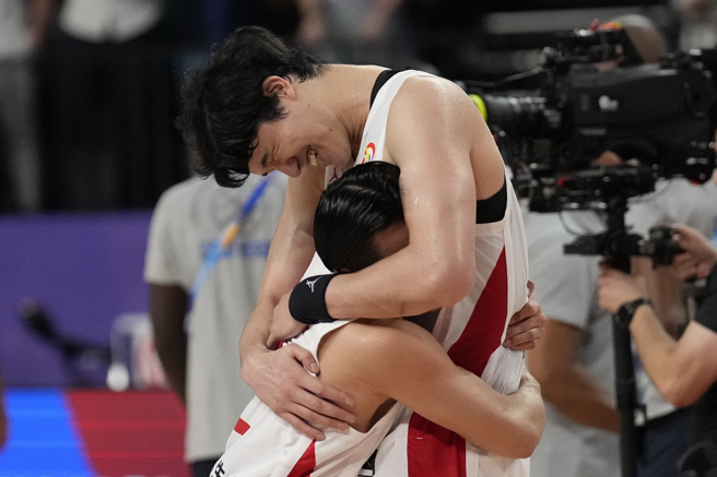 渡边雄太（上）和富樫勇树（下）庆祝球队抢下奥运门票。（美联社）