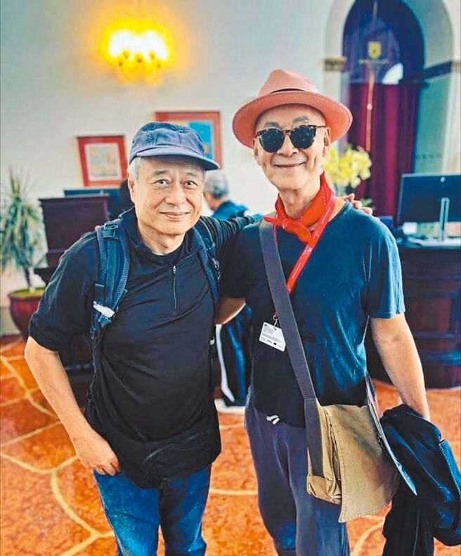杨凡（右）赴威尼斯参加影展，巧遇李安，两位导演趁机合影留念。（摘自脸书）