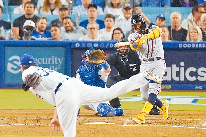 勇士强打小阿库尼亚（右）从道奇右投蓝斯林手中轰出满贯全垒打。（美联社）