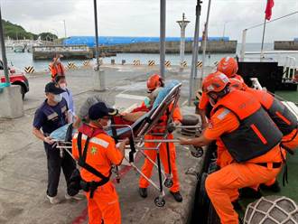小琉球7旬婦骨折遇颱風情況危急 海巡艇破浪5公尺緊急送醫