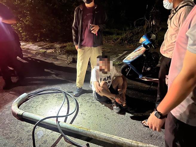 8月中旬林园分局大寮分驻所陆续接获民宅报案，表示家中突然莫名停电，也有工地报案表示，突然不明原因停电造成工程进度延宕。警方获报后立即成立专案小组展开追查，发现祸首竟是顏姓男子徒手偷剪电线、企图变卖，员警埋伏后成功逮人，全案依窃盗、毒品案移送侦办，高雄地检署声押获准。（高市林园分局提供／袁庭尧高雄传真）