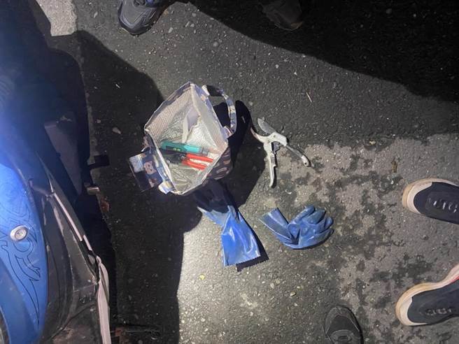 顏男为了避免偷剪电缆触电，还特地准备洗碗用防水塑胶手套。（高市林园分局提供／袁庭尧高雄传真）