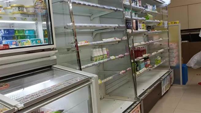 台東縣綠島鄉早上雨勢逐漸增強，超商食品類貨架被搶空。（讀者提供／蔡旻妤台東傳真）