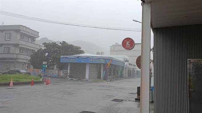 台東縣綠島鄉早上雨勢逐漸增強，超商食品類貨架被搶空。（讀者提供／蔡旻妤台東傳真）