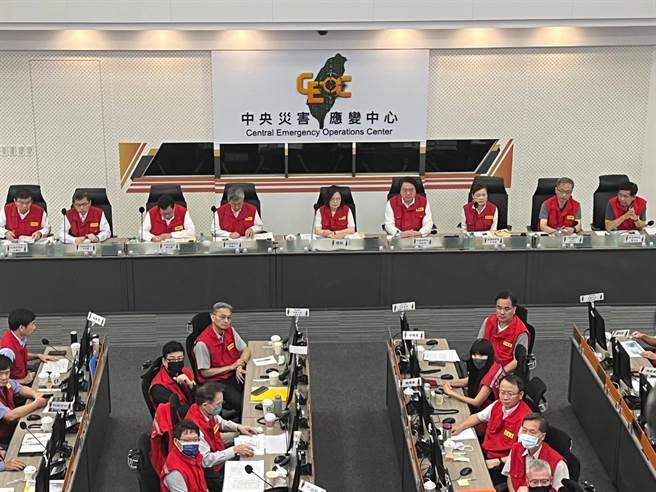 總統蔡英文、行政院長陳建視察中央災害應變中心。（王揚傑攝）