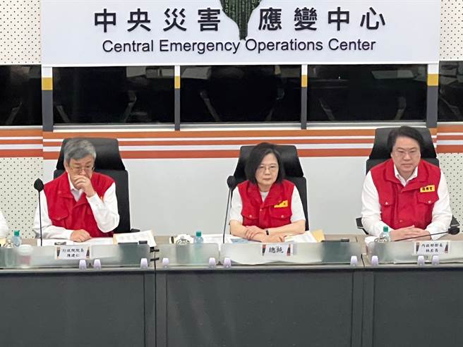 總統蔡英文、行政院長陳建視察中央災害應變中心。（王揚傑攝）