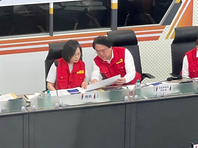 總統蔡英文視察中央災害應變中心。（王揚傑攝）