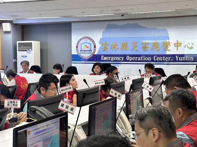 云林县府今天（3日）上午9点在消防局灾害应变中心举行一级开设工作会议，指挥官县长张丽善宣布，今（3日）下午及晚上已达停止上班及上课标准，因此停班停课。（周丽兰摄）