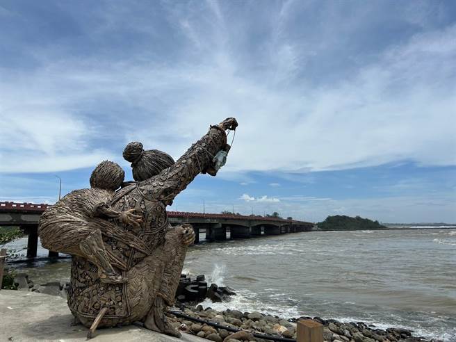 「台江阿嬷」提着油灯被形容好像在帮颱风指引方向。（台南市文化局提供／曹婷婷台南传真）